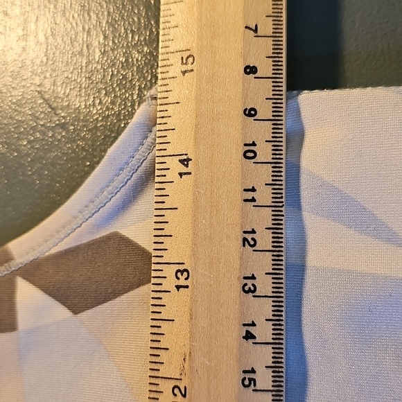 Danskin Active Wear Top Abstract Patterned Sleeveless. Built In Bra. Meduim - Picture 7 of 9